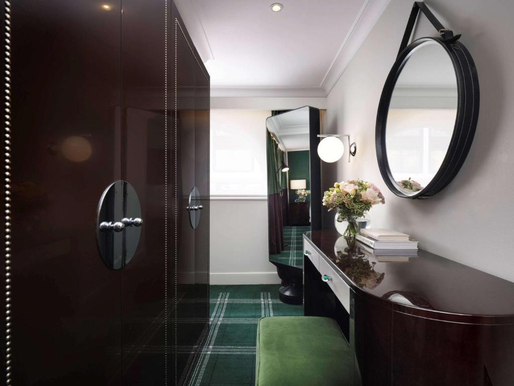 Deluxe King Suite with Separate Living Room with Sofa Bed - Image 3