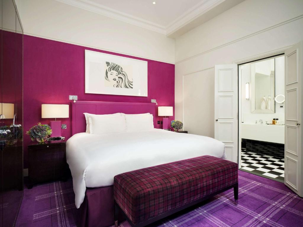 Deluxe King Suite with Separate Living Room with Sofa Bed - Image 4