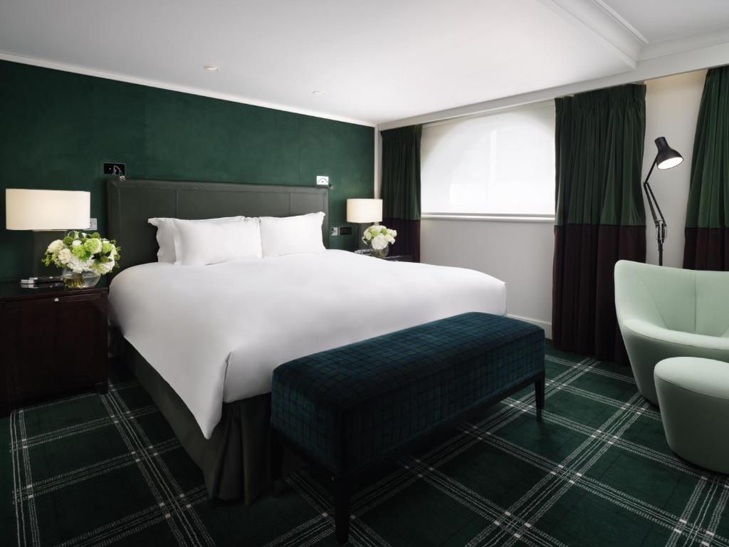 Deluxe King Suite with Separate Living Room with Sofa Bed - Image 5