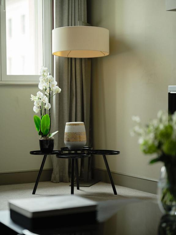 Opera King Suite with Separate Lounge and Dining Space - Waterloo Place View - Image 4