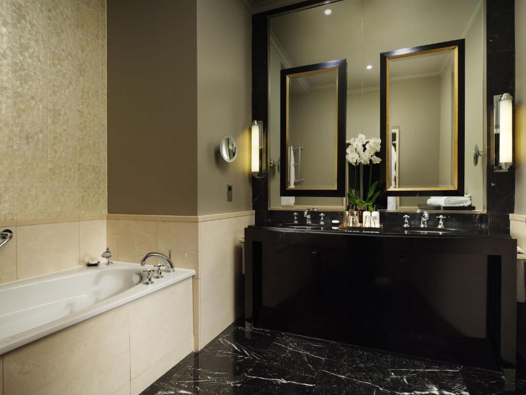 Opera King Suite with Separate Lounge and Dining Space - Waterloo Place View - Image 5