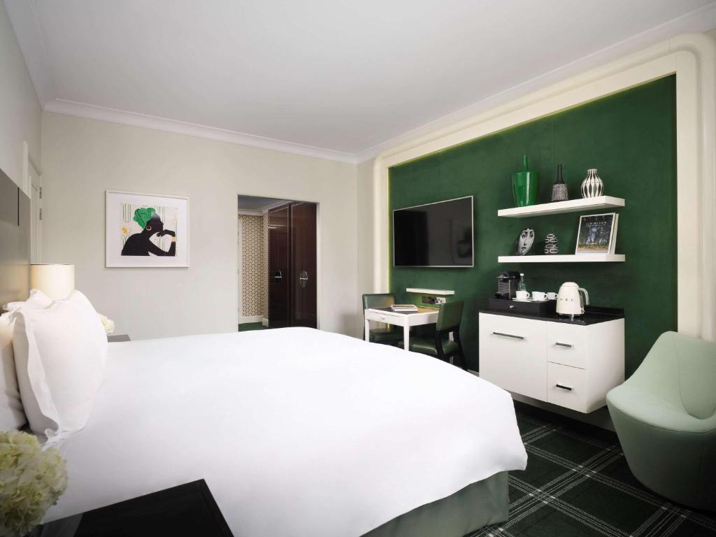 Premium Luxury King Room with Waterloo Place or Pall Mall View - Image 4