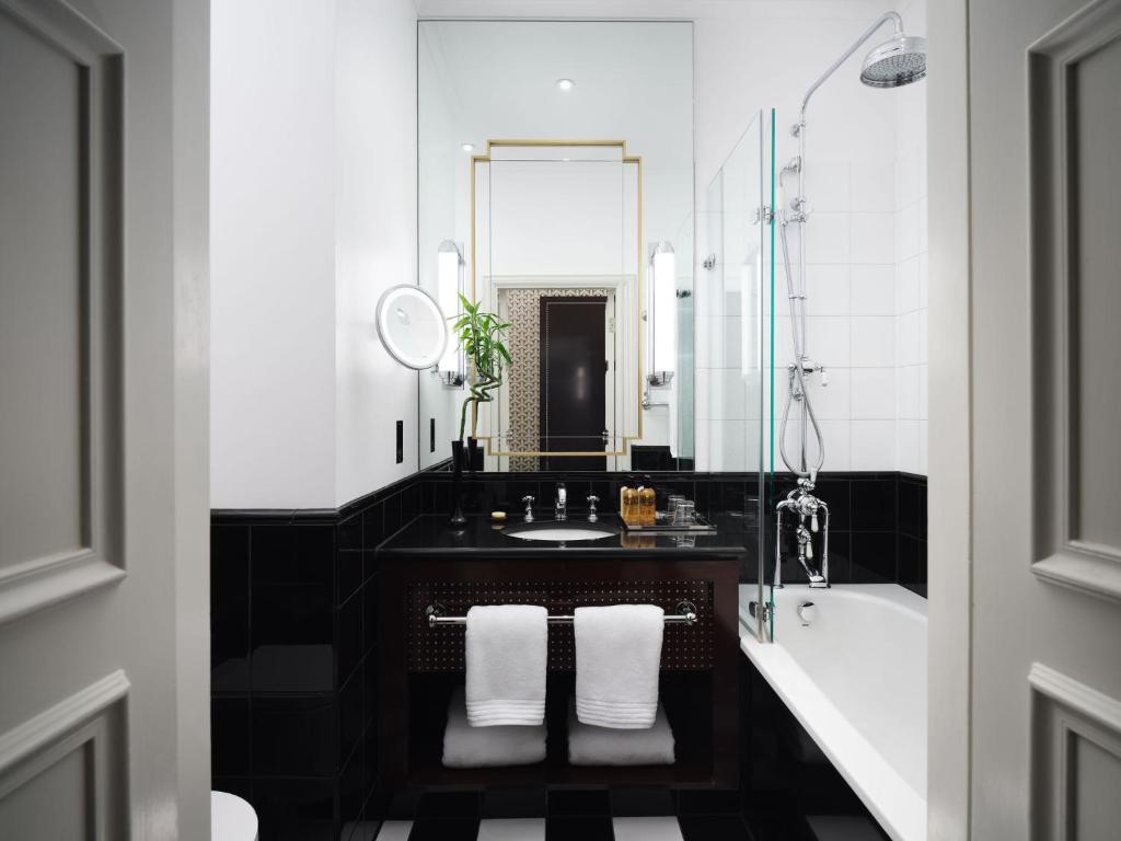 Premium Luxury King Room with Waterloo Place or Pall Mall View - Image 5