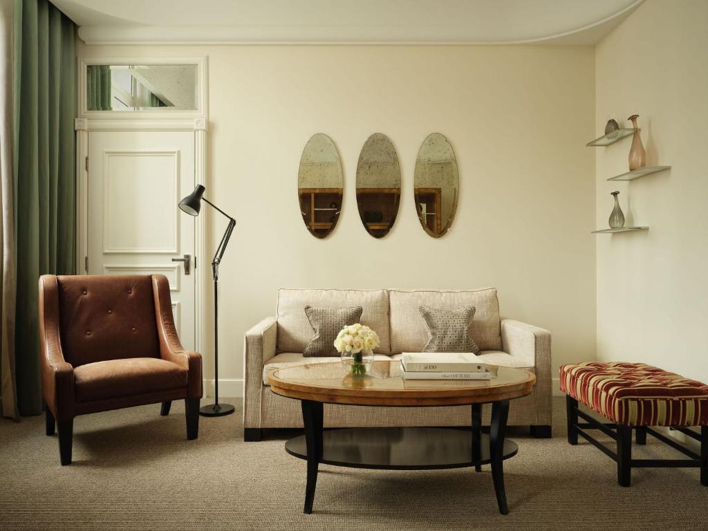 Prestige King Suite with Separate Living Room and Waterloo Place or Pall Mall View - Image 1