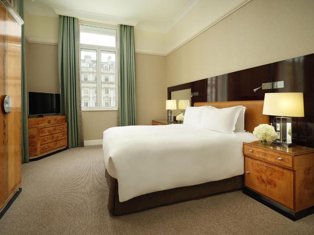 Prestige King Suite with Separate Living Room and Waterloo Place or Pall Mall View - Image 2