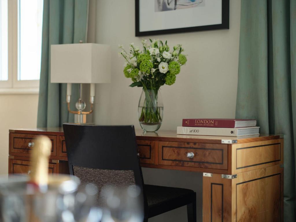 Prestige King Suite with Separate Living Room and Waterloo Place or Pall Mall View - Image 4