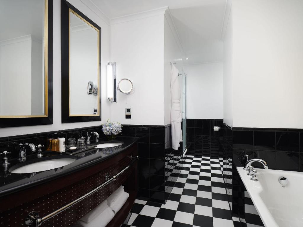 St James King Suite with Separate Lounge and Dining Space - Waterloo Place View - Image 1