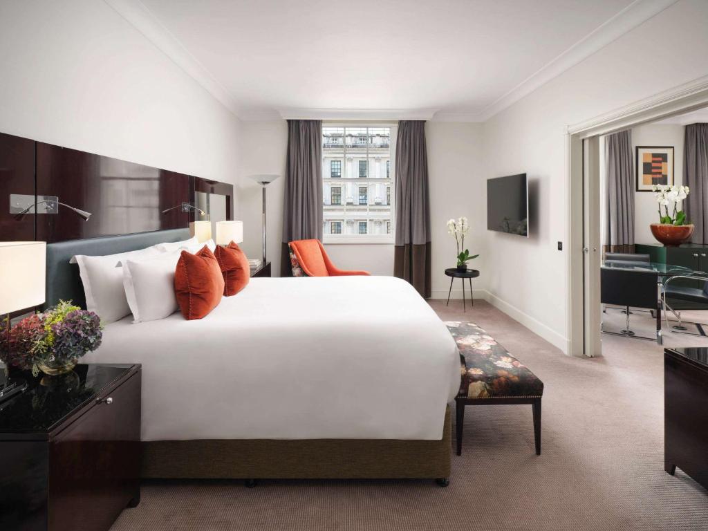 St James King Suite with Separate Lounge and Dining Space - Waterloo Place View - Image 2