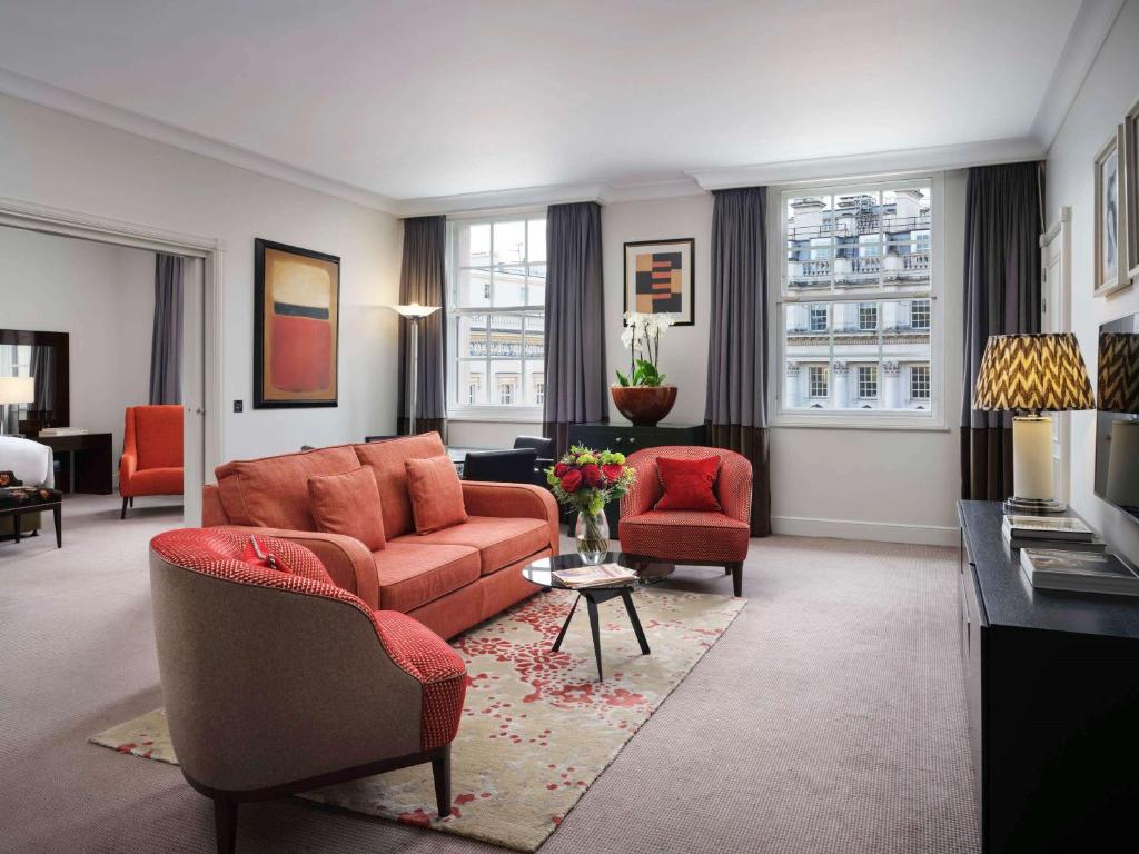 St James King Suite with Separate Lounge and Dining Space - Waterloo Place View - Image 4