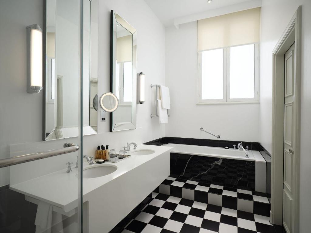 Studio King Suite with Lounge Space and Waterloo Place View - Image 1