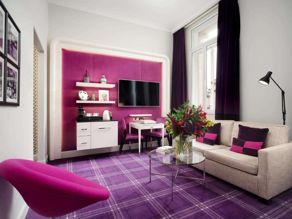 Studio King Suite with Lounge Space and Waterloo Place View - Image 3