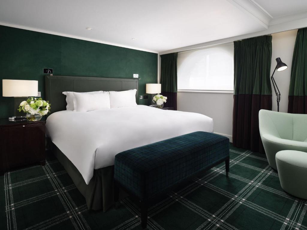 Studio King Suite with Lounge Space and Waterloo Place View - Image 4