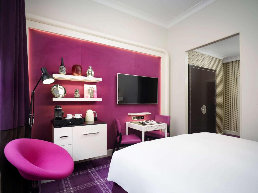 Superior Room with One King Bed and View - Image 2