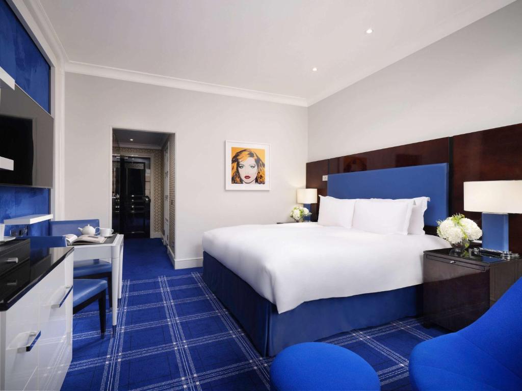 Superior Room with One King Bed and View - Image 3