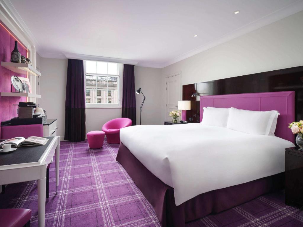 Superior Room with One King Bed and View - Image 4