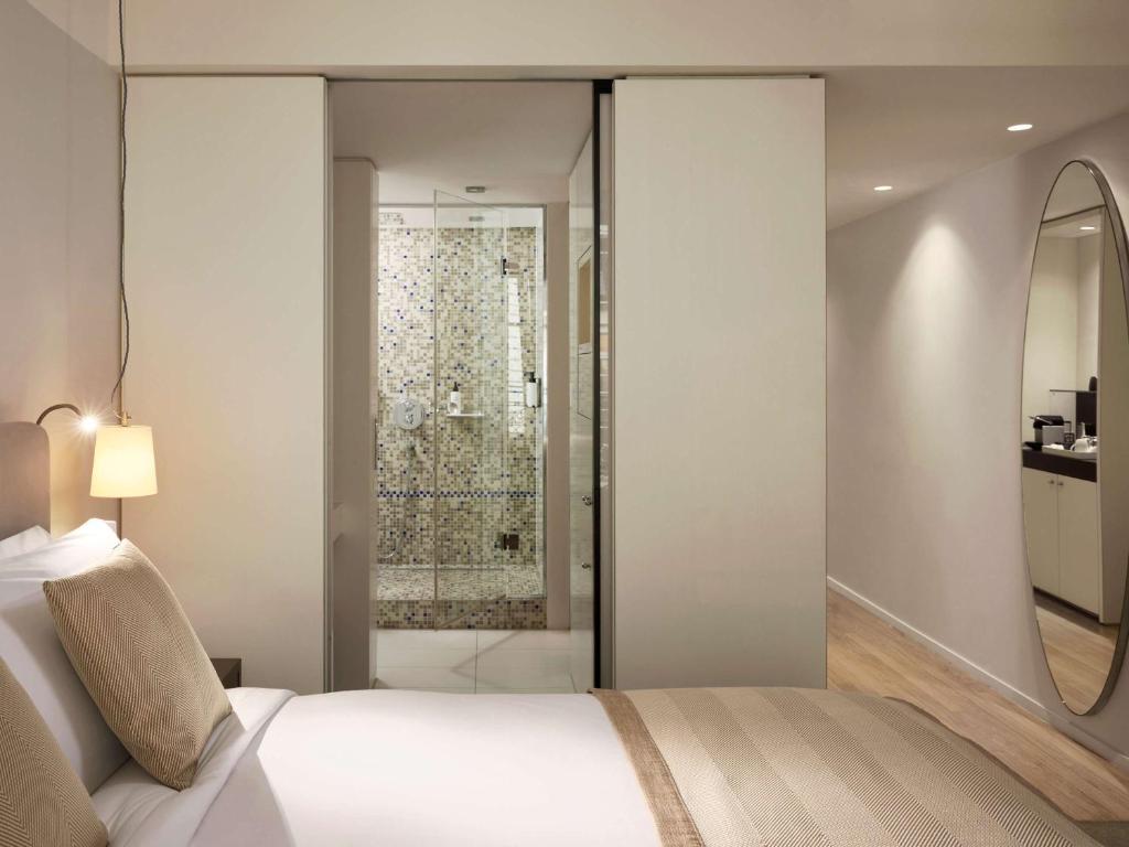 Luxury Two Connecting Family Room - Image 5