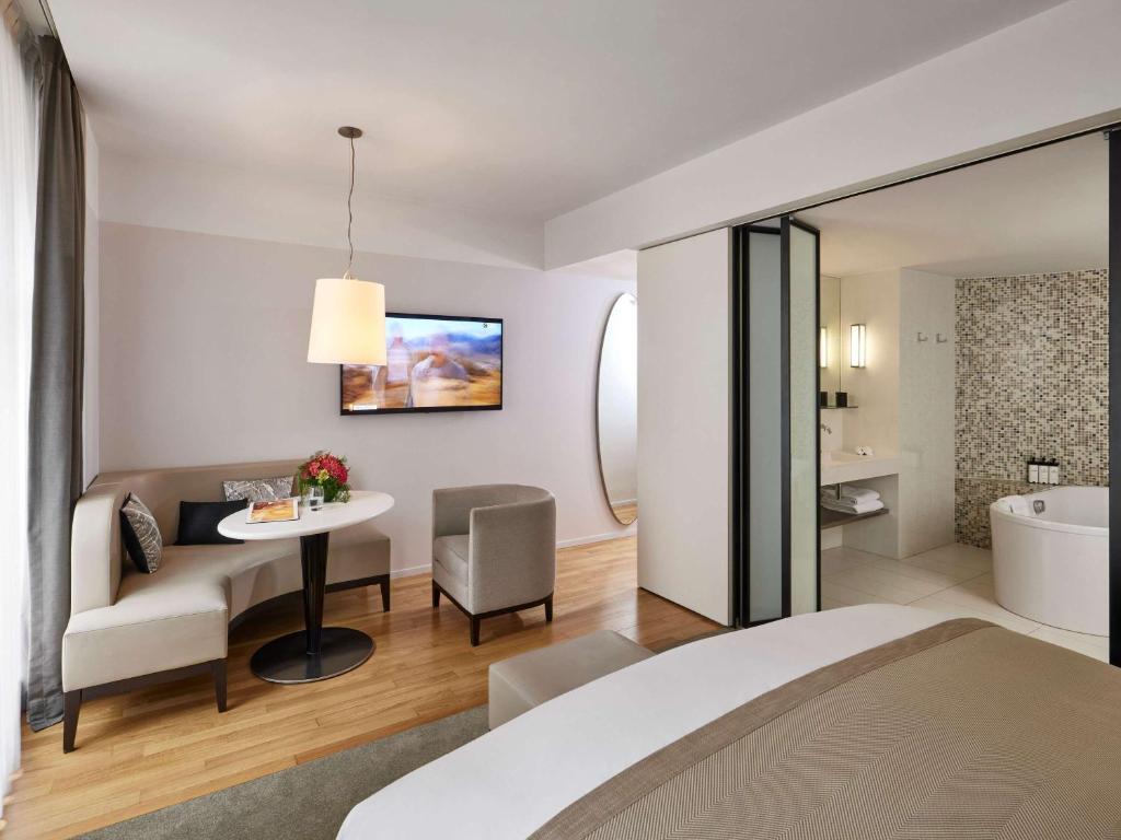 Premium Junior King Suite - Image 3