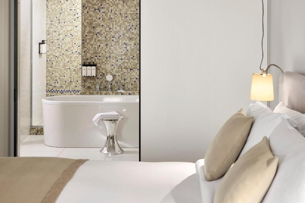 Prestige King Suite with Sofa Bed - Image 1