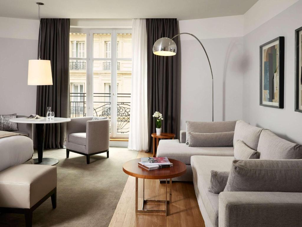 Prestige King Suite with Sofa Bed - Image 4