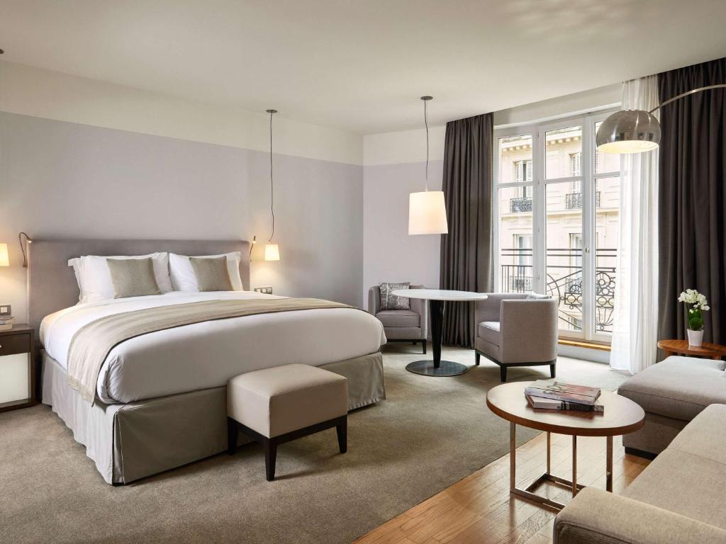 Prestige King Suite with Sofa Bed - Image 5