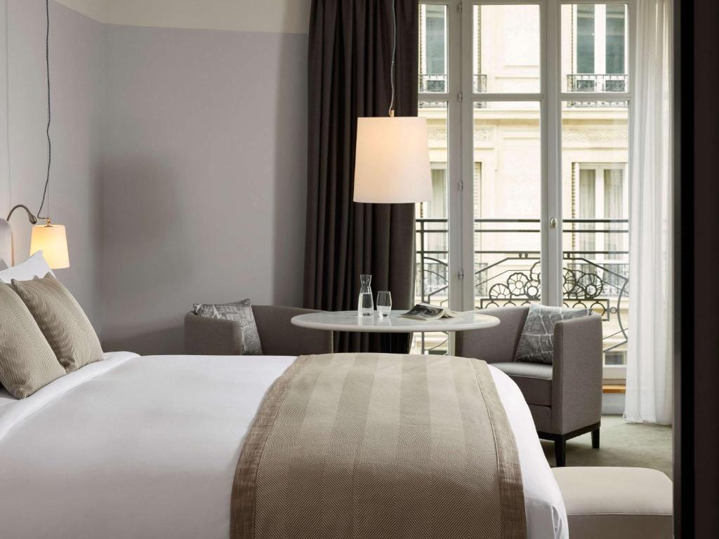 Prestige King Suite with Sofa Bed - Image 9