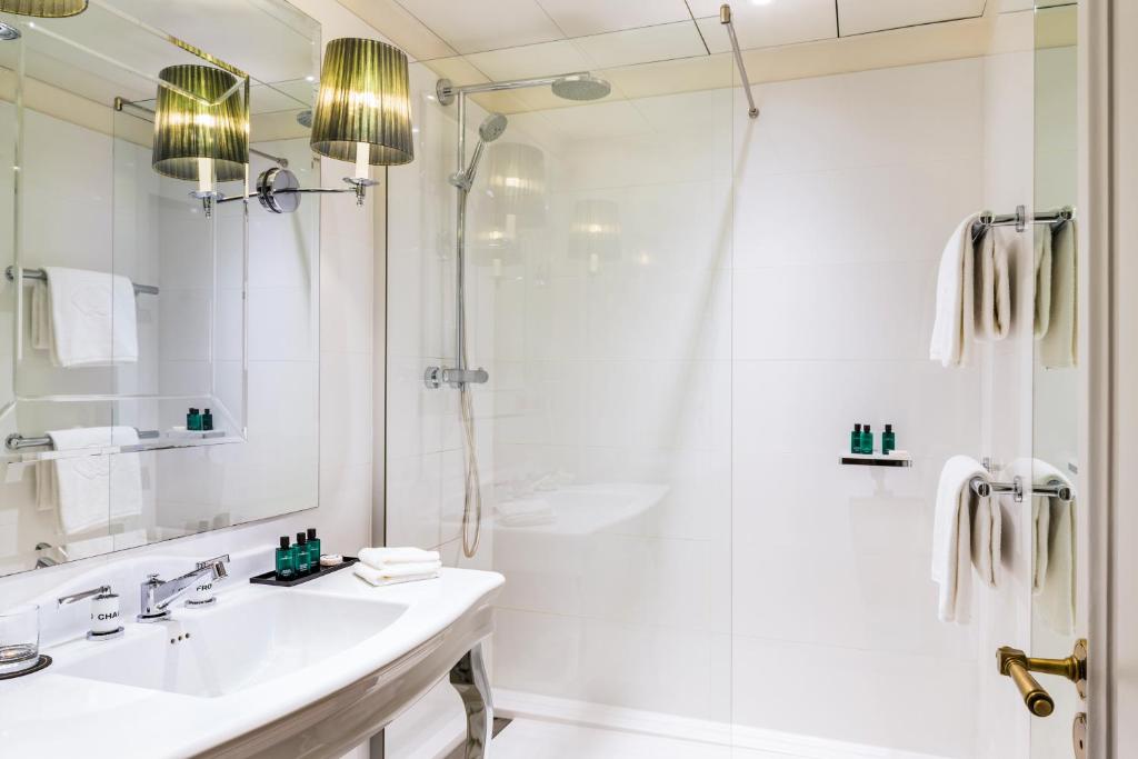 Deluxe Twin Room - Image 10