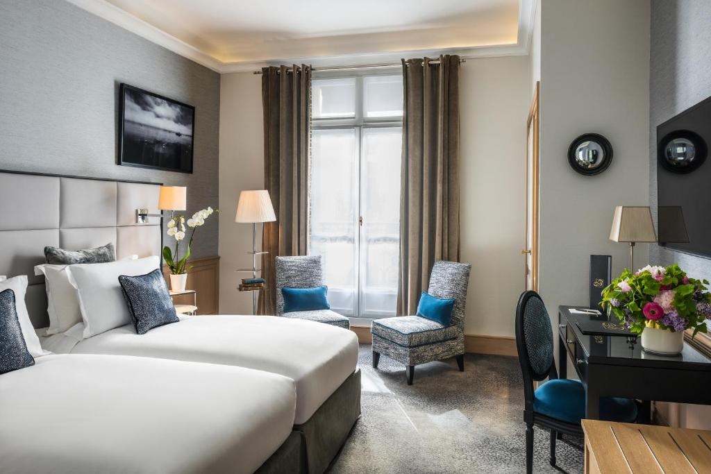 Deluxe Twin Room - Image 11