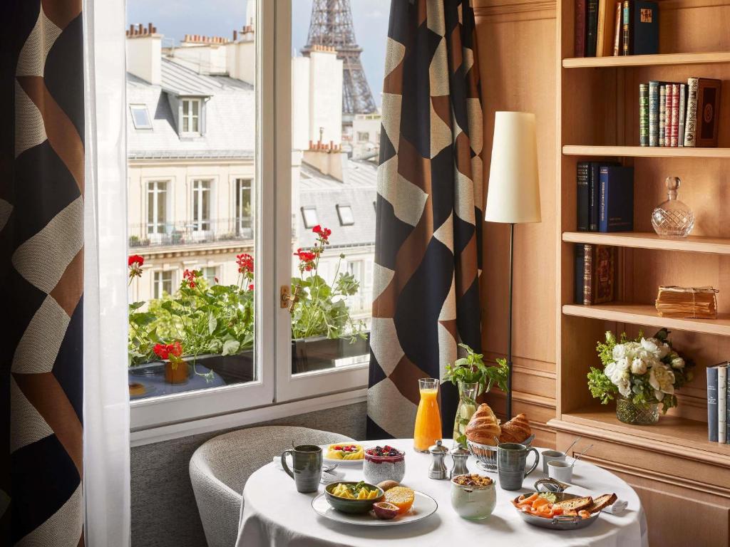 Eiffel Prestige Suite With Two King Size Beds and Separate Lounge - View - Image 6