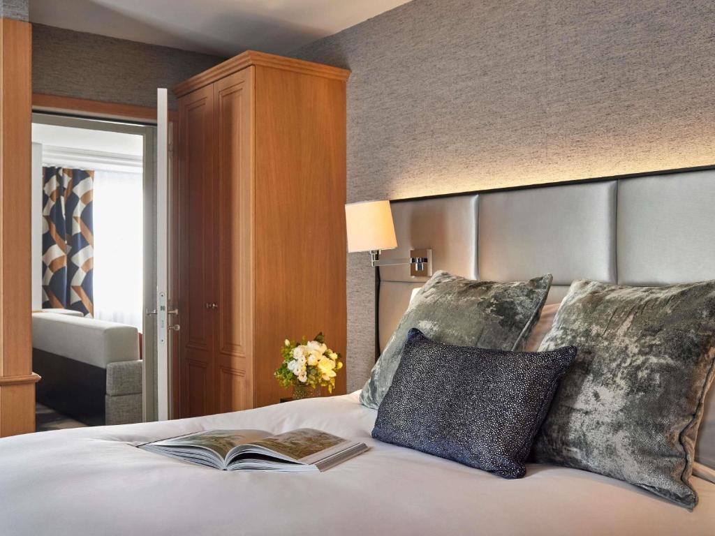 Eiffel Prestige Suite With Two King Size Beds and Separate Lounge - View - Image 7