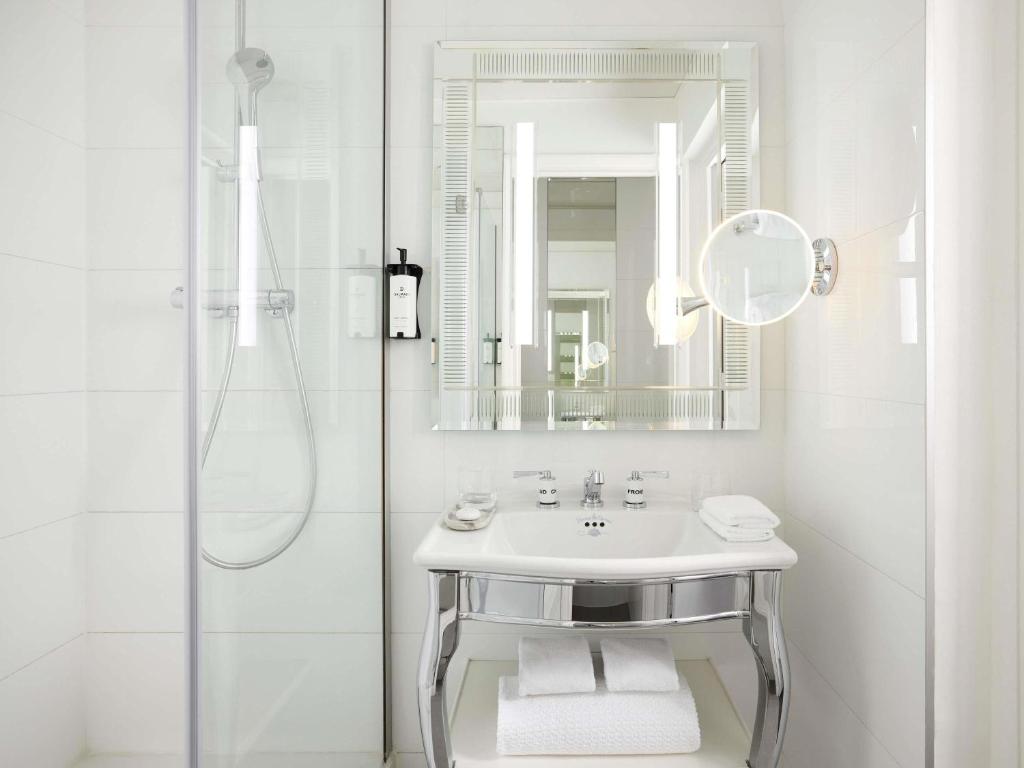 Superior Twin Room - Image 6