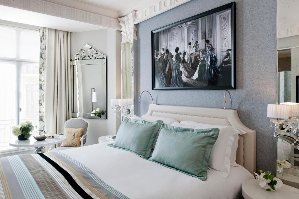 Luxury Room - 1 Queen Bed - Image 1