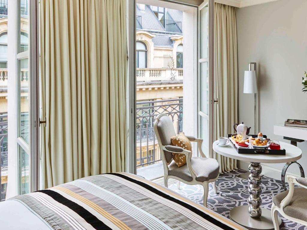 Luxury Room - 1 Queen Bed - Image 5