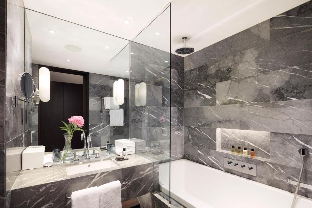 Deluxe Double Room - Image 3