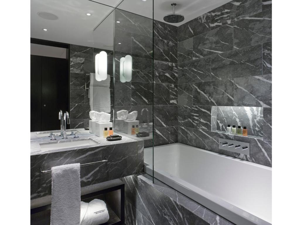 Deluxe Double Room - Image 4