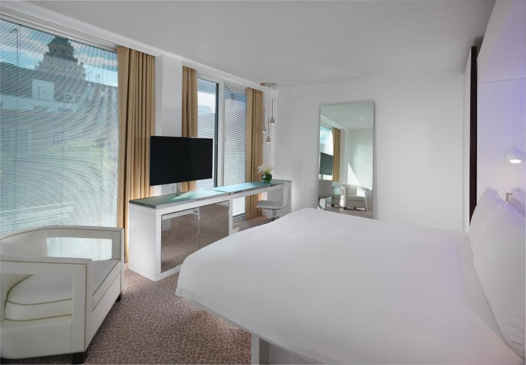 Deluxe king bed room - Image 2