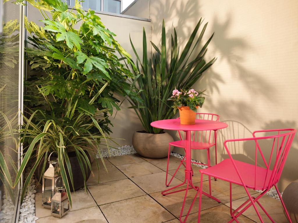 Deluxe Room with Garden View - Image 2