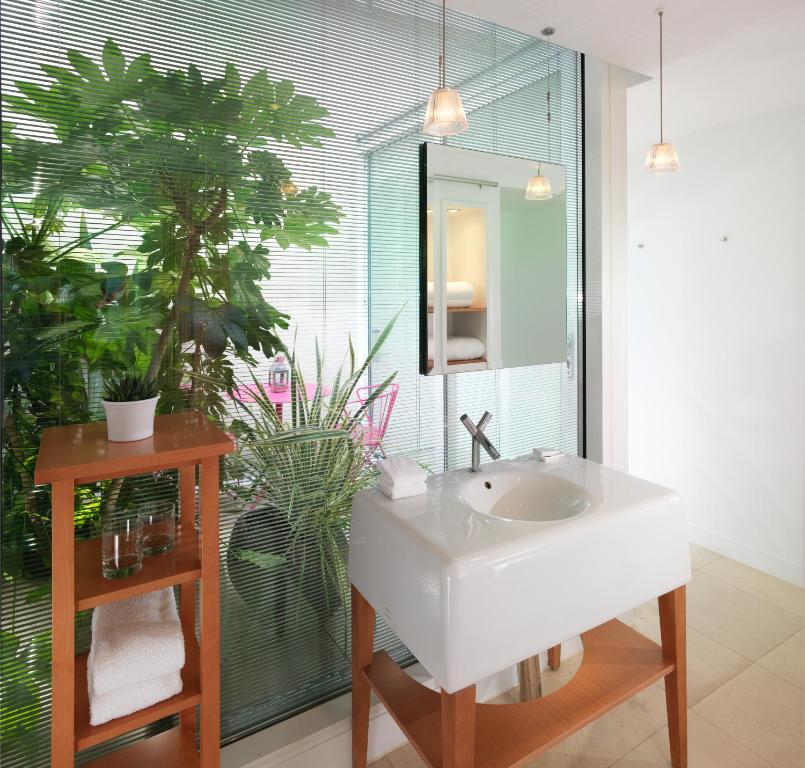 Deluxe Room with Garden View - Image 3