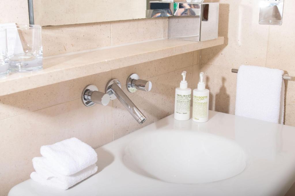 Superior Double Room - Image 5