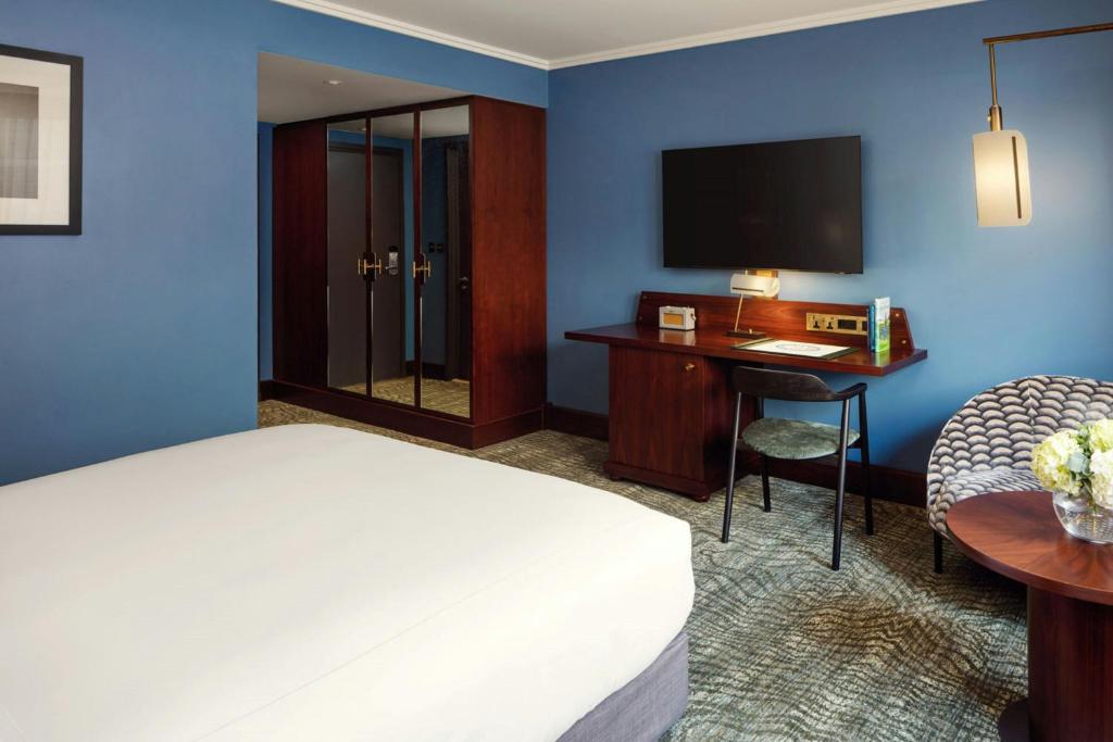 Deluxe King Bedroom at Barlow House - Image 4