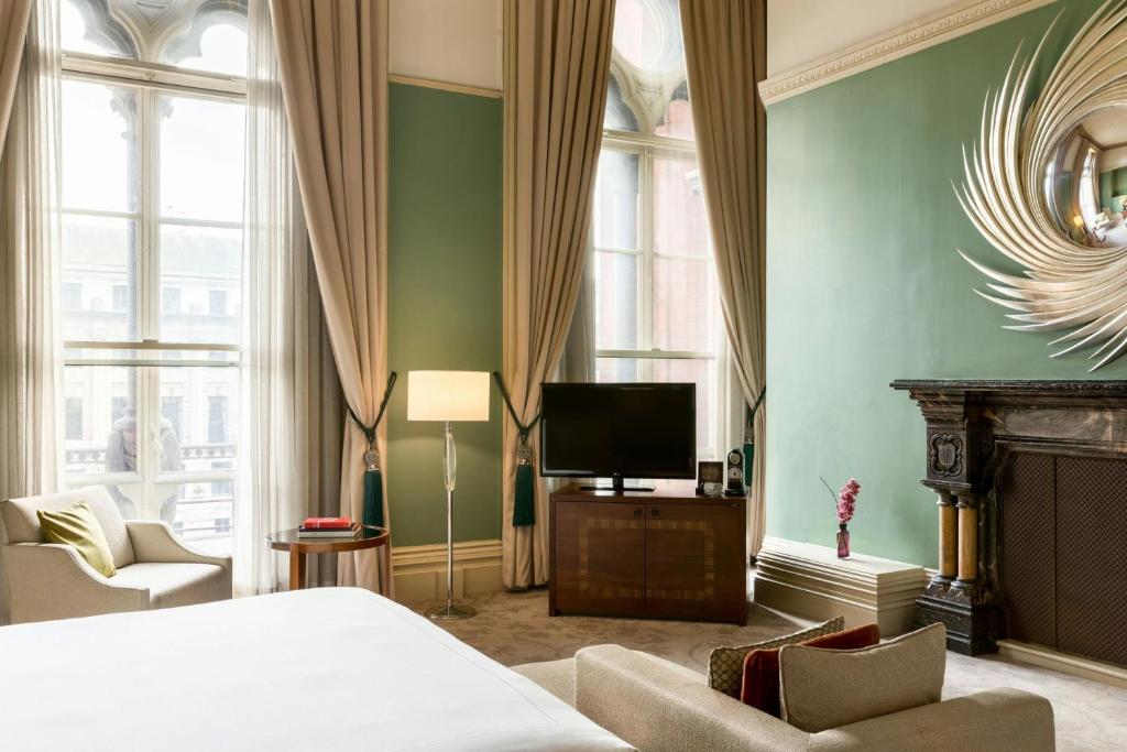 Grand Junior Suite with One King Bed - Image 2