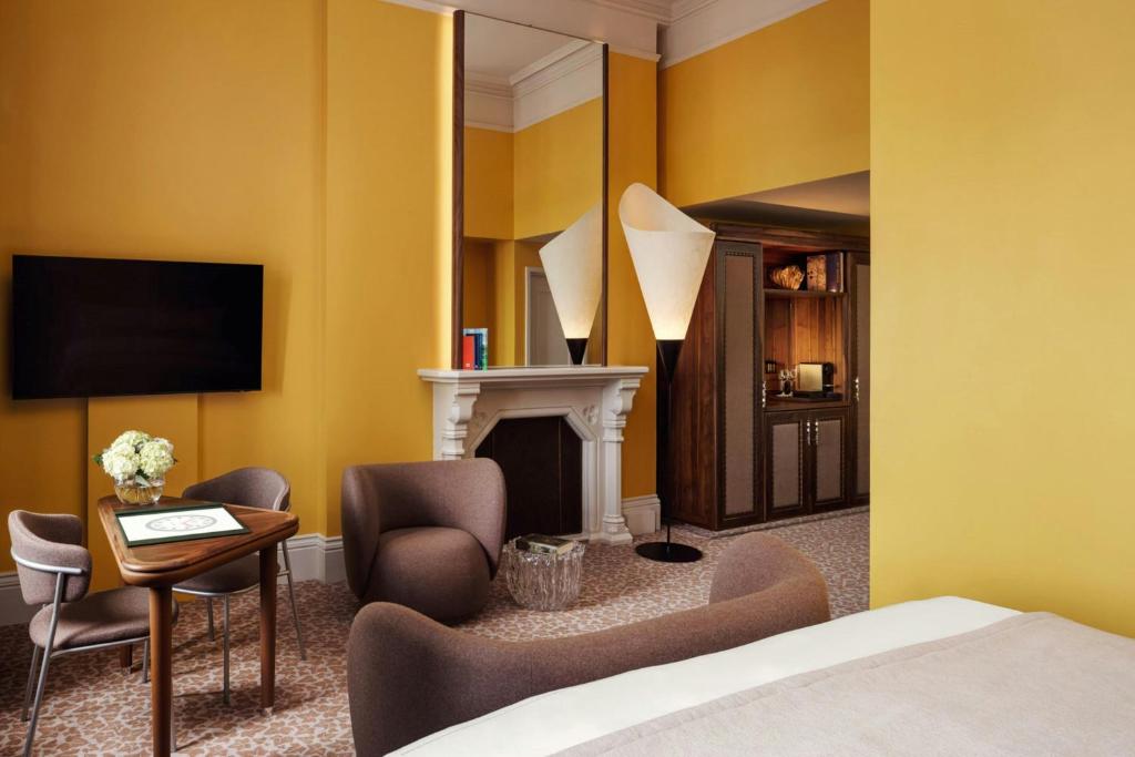 Grand Junior Suite with One King Bed - Image 7