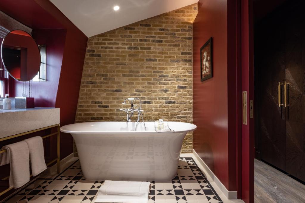 Deluxe Suite - Image 2