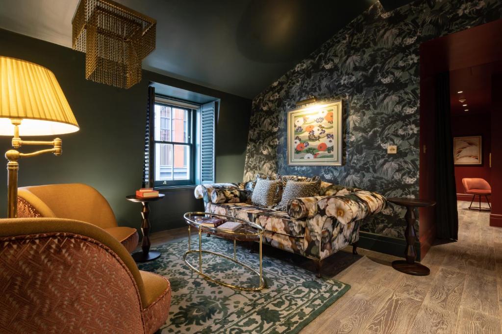 Deluxe Suite - Image 3