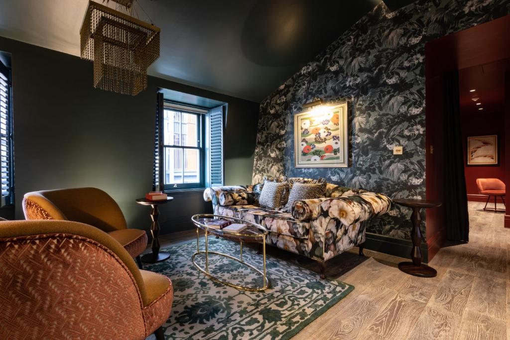 Deluxe Suite - Image 1