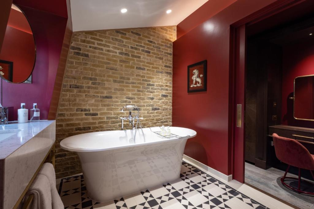 Deluxe Suite - Image 6