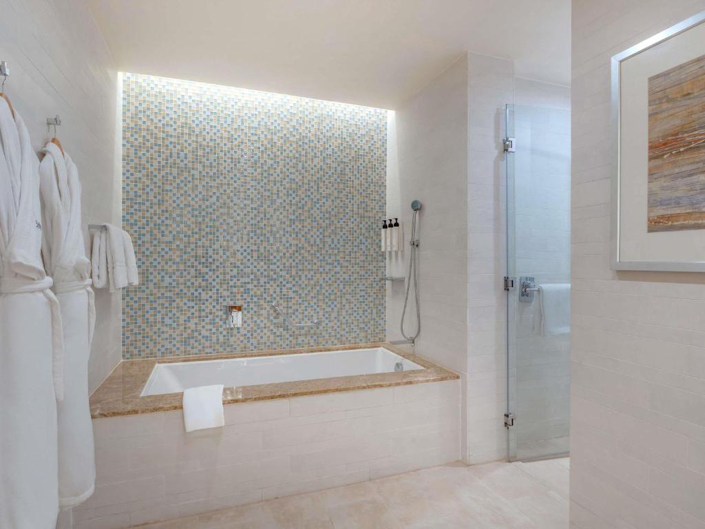 Classic Suite - Image 11