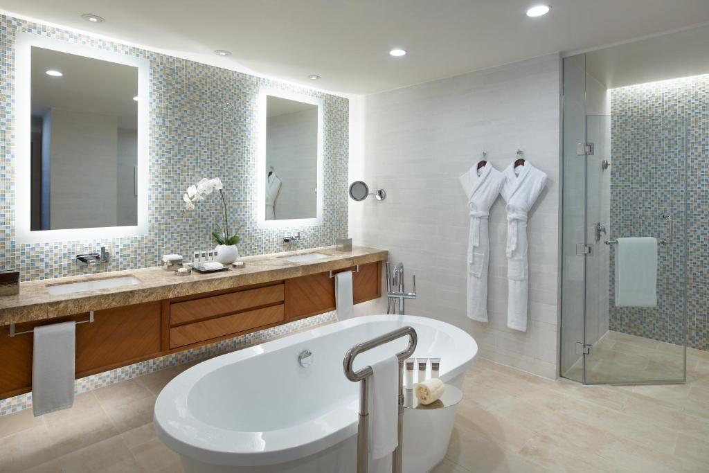 Corner Suite city and creek view - Image 1