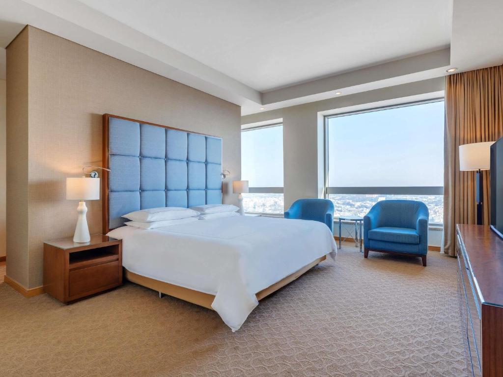 Corner Suite city and creek view - Image 11