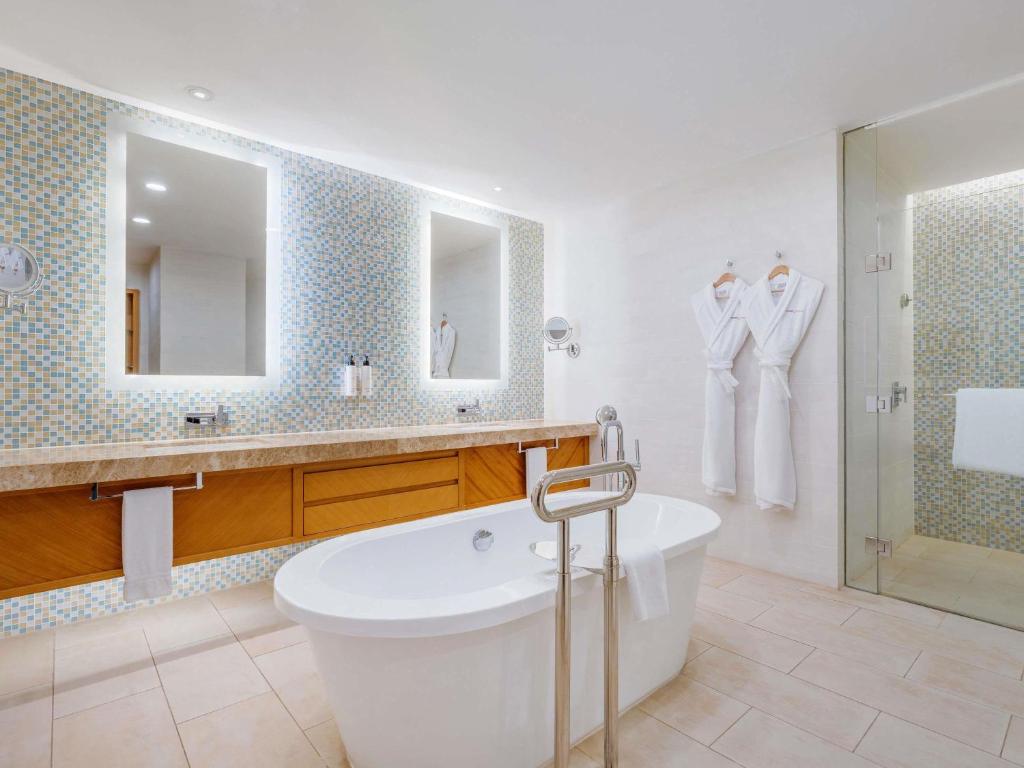 Corner Suite city and creek view - Image 13