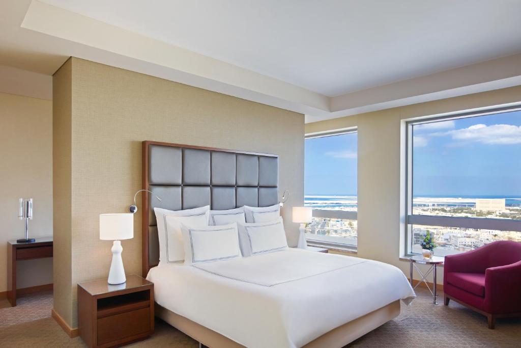 Corner Suite city and creek view - Image 3